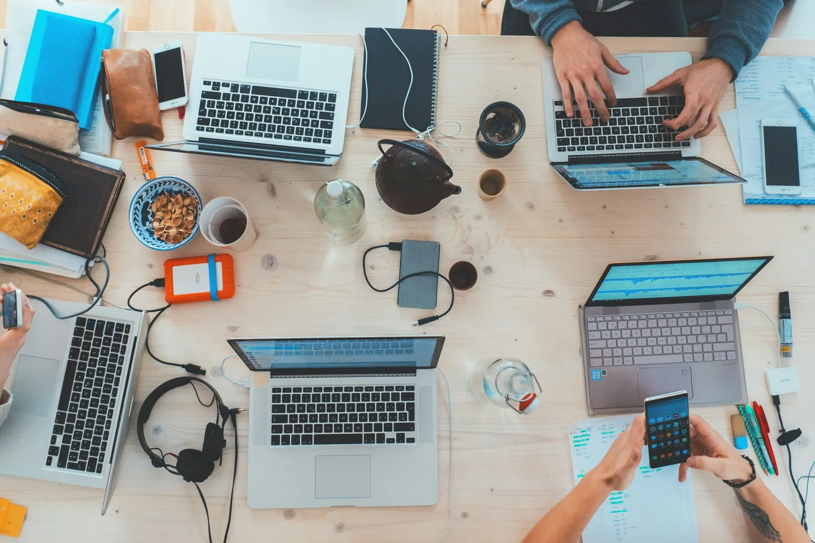 Zespół inżynierów pracuje razem przy laptopach w biurze